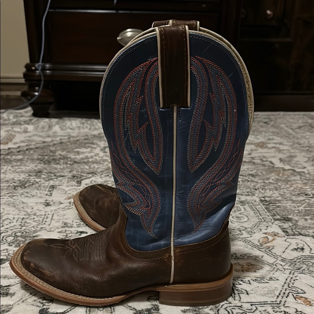 Woman’s, size 7B. The best designer in boots by far!  Tony Lamas!!!